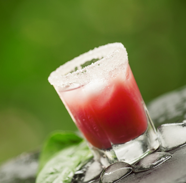 Red cocktail with ice and sugar - Valokuva, kuva