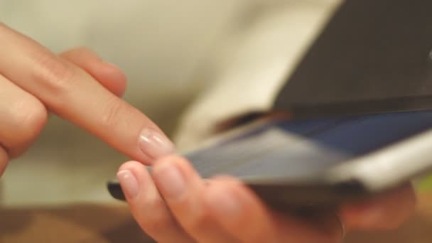 Meisje Prints tekst op de telefoon Reservenummer, binnenshuis, Close-Up, vinger afdrukken op van de telefoon scherm - Video