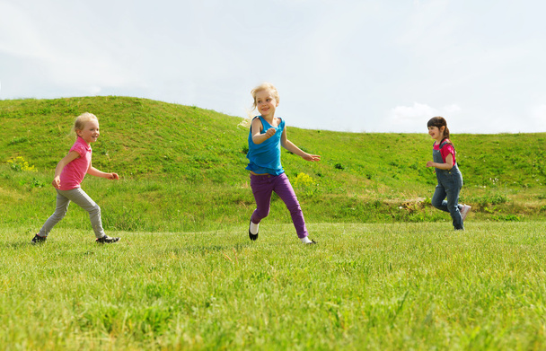 Ομάδα ευτυχής παιδιά τρέχουν σε εξωτερικούς χώρους - Φωτογραφία, εικόνα