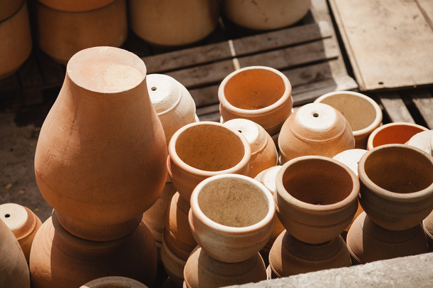 D'énormes pots en céramique rôtie sans glaçure de stockage
 - Photo, image