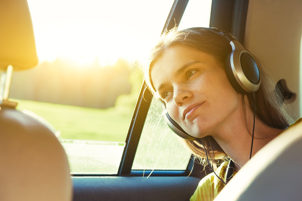 girl listening to music  - Fotografie, Obrázek