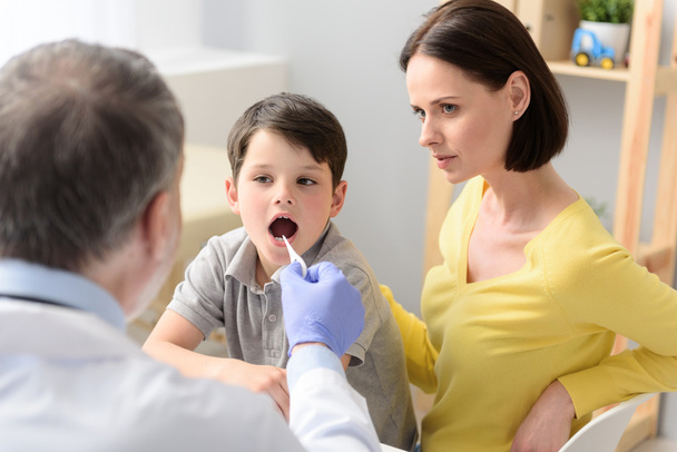 Pediatra médico examinando criança
 - Foto, Imagem