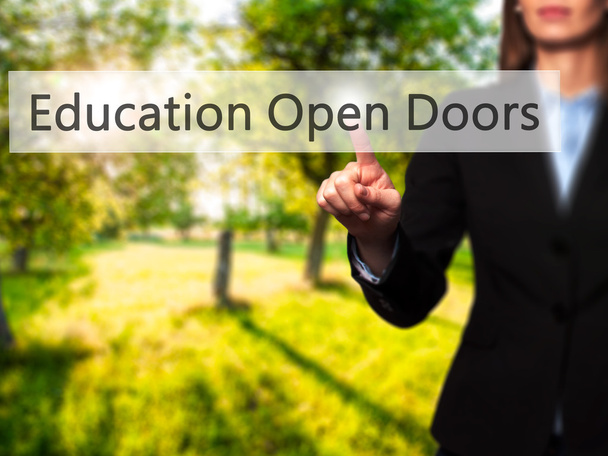Eğitim Açık Kapı - İşkadını el basarak tou - Fotoğraf, Görsel