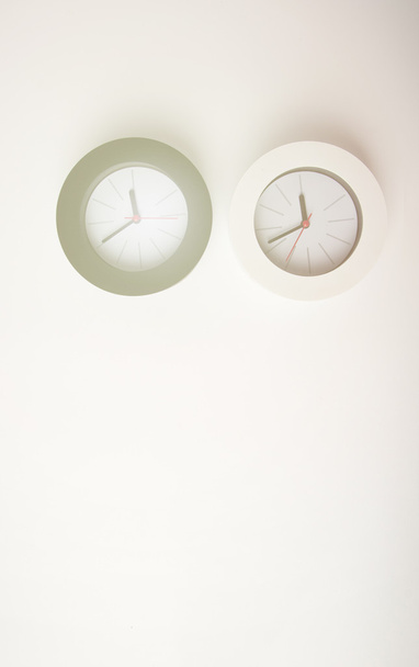 Relógio preto e branco isolado sobre um fundo branco
 - Foto, Imagem