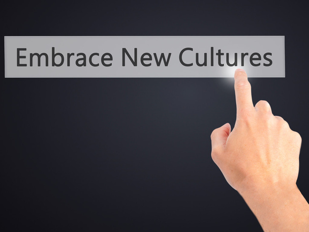 Abraçar novas culturas - Mão pressionando um botão no backgro borrado
 - Foto, Imagem