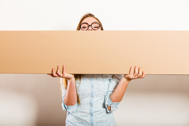 Woman moving in carrying box. Blank copyspace. - Foto, Imagem
