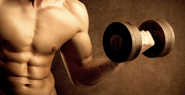 筋肉フィットボディビルダー運動選手の重量を持ち上げる  - 写真・画像