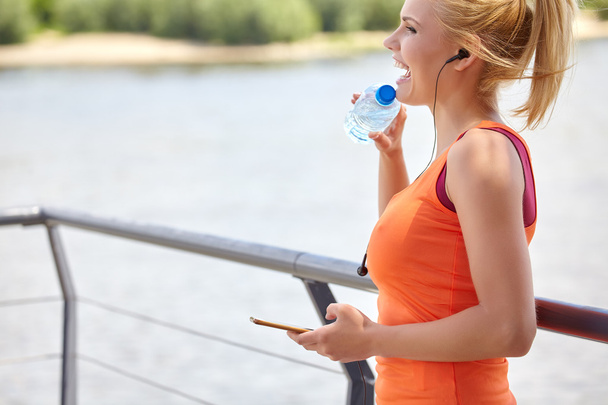 Mujer fitness con agua
  - Foto, Imagen