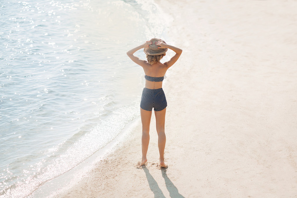 Девушка в купальнике 50-х годов на пляже
 - Фото, изображение