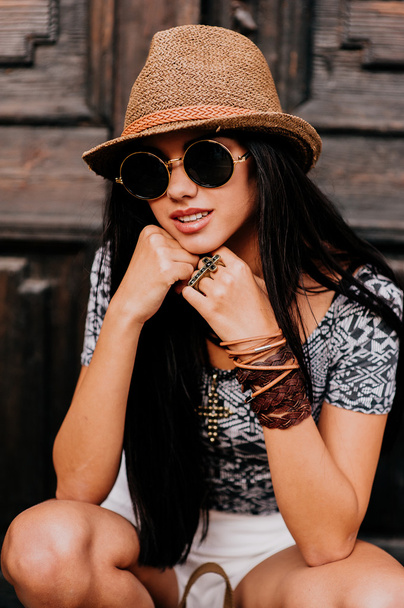  girl wearing hat and sunglasses  - Fotoğraf, Görsel