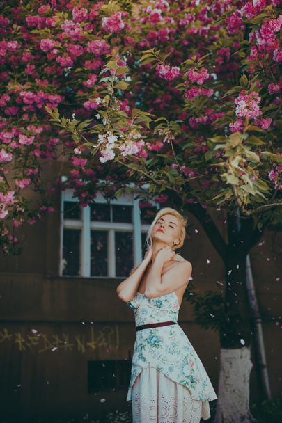 girl in blossom garden - Foto, afbeelding