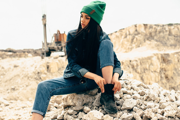  girl hipster model poses in quarry - Valokuva, kuva