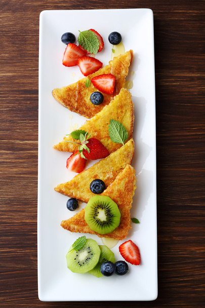 french toasts with strawberry and blueberry - Foto, immagini