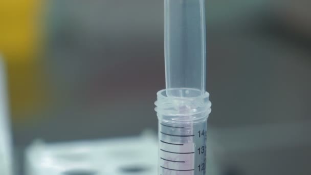 Doktor vezme biomateriálů z baňky - Záběry, video