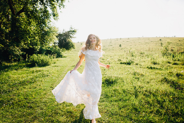Woman running in the meadow - Fotoğraf, Görsel