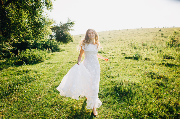 Woman running in the meadow - Zdjęcie, obraz