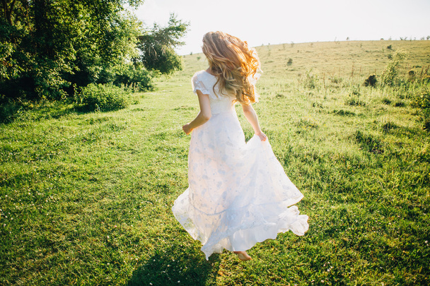 Woman running in the meadow - Foto, Bild