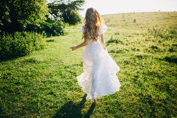 Woman running in the meadow - Zdjęcie, obraz