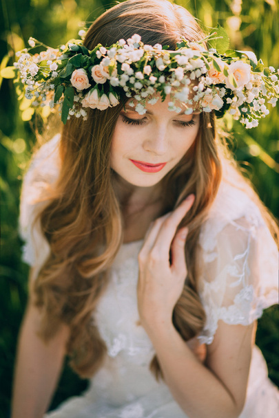 Bride in rustic flowers wreath - Фото, зображення