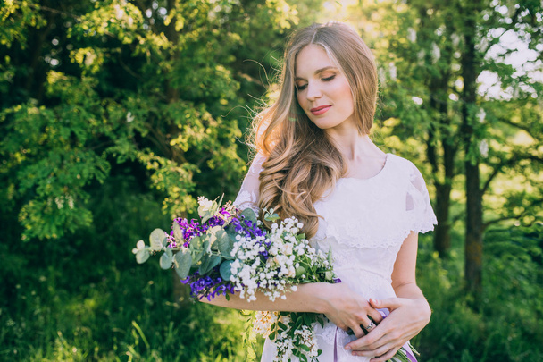 Bride with rustic bouquet  - Fotó, kép