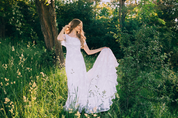 森の中の白いドレスの女 - 写真・画像