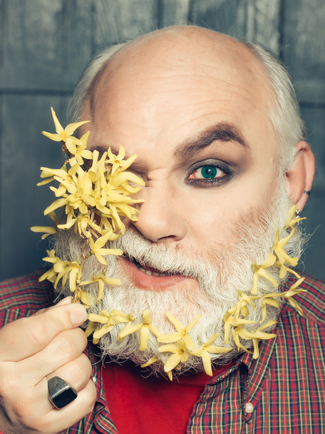 old man with flowers in beard - Фото, зображення
