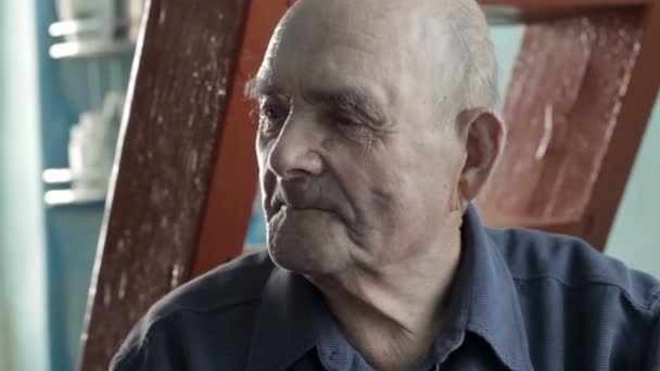 Älterer Mann beobachtet ein Zimmer - Filmmaterial, Video