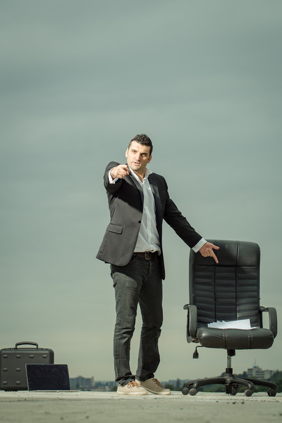businessman with paper in outdoor office - Φωτογραφία, εικόνα