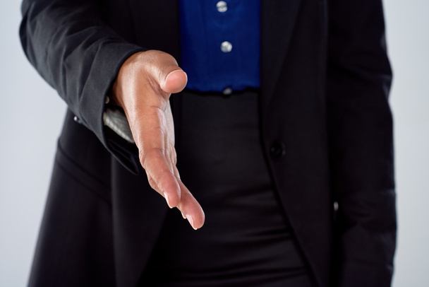 Üzletasszony ad egy kézfogás kezében - Fotó, kép