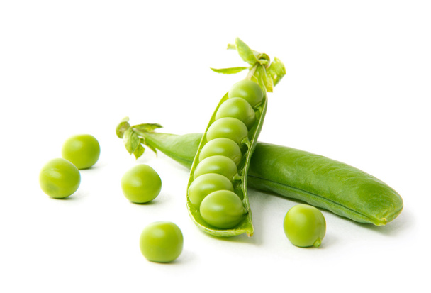 白い背景に隔離された新鮮な緑のエンドウ豆 - 写真・画像