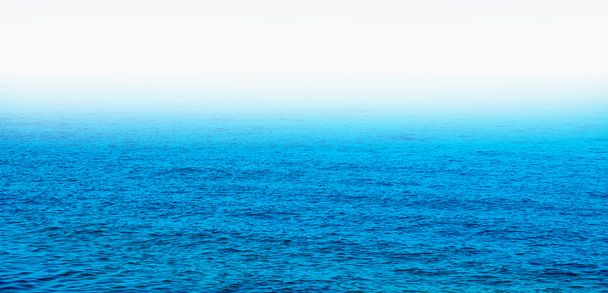 Schöner Himmel und blaues Meer - Foto, Bild