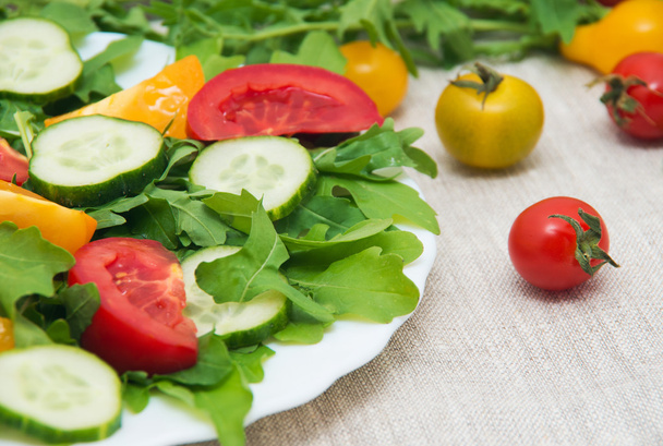 Salada fresca com tomates, rúcula e pepinos - Foto, Imagem