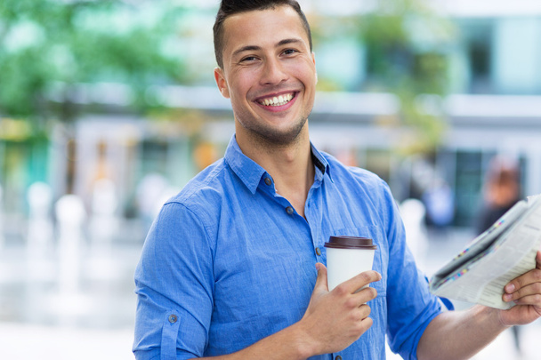 Mann hält Zeitung und Kaffee in der Hand - Foto, Bild