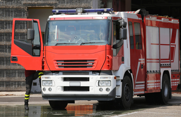 Fire engine truck tijdens een oefening in brandweer station - Foto, afbeelding