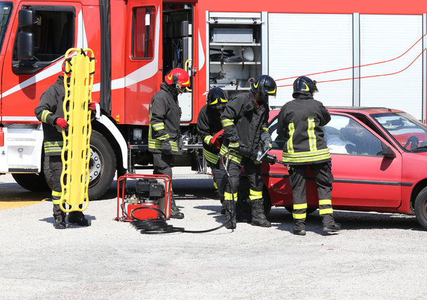 Pompiere porta auto aperta con cesoie pneumatiche dopo il traffi
 - Foto, immagini