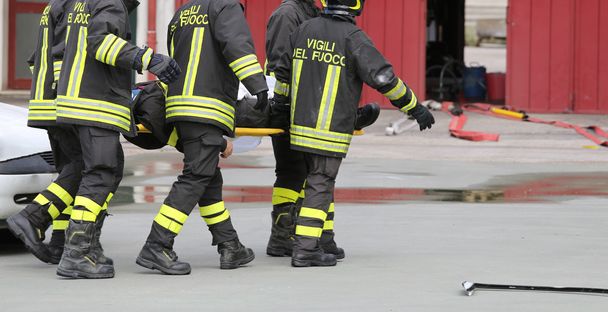 пожежники вивезли поранених на ношах
 - Фото, зображення