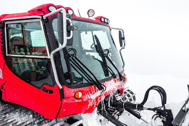 Lumikissan mökki. Lumikissa on kuljetus extreme-urheilijoille hiihtäjiä ja lumilautailijoita lumisilla rinteillä
 - Valokuva, kuva