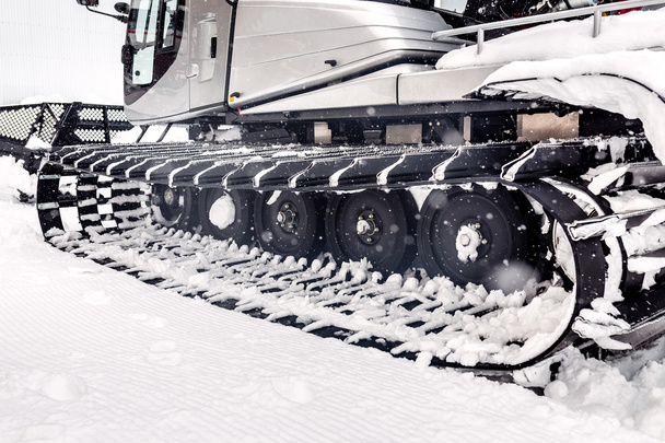 detalle de snowcat en invierno tormenta de nieve, oruga y detalle de rueda
 - Foto, Imagen