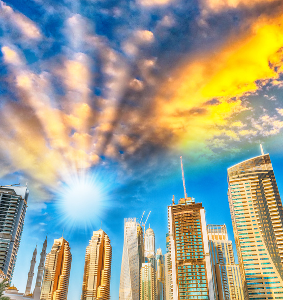 Dubain satama upea taivaanranta
 - Valokuva, kuva