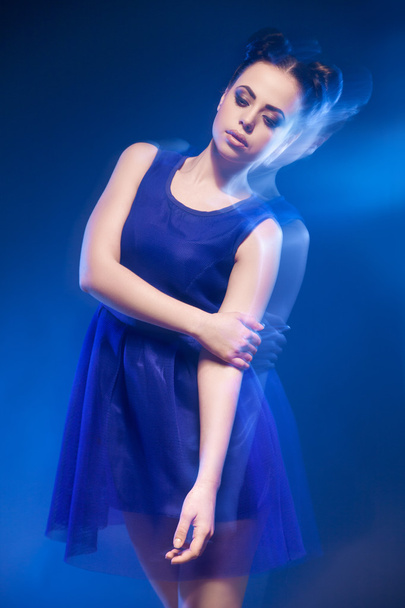 Жінка в блакитній сукні з зачіскою і макіяжем
 - Фото, зображення