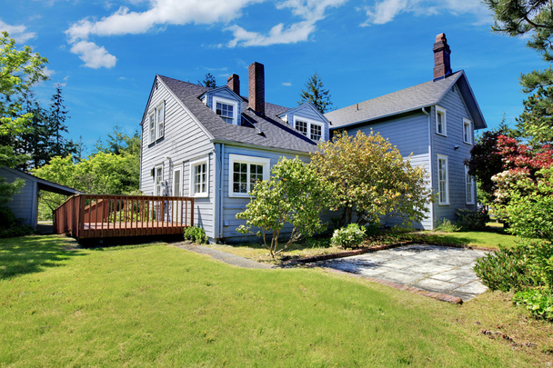 縁石の魅力と古典的な家。木製ストライキ デッキ、芝生いっぱい庭の眺め - 写真・画像