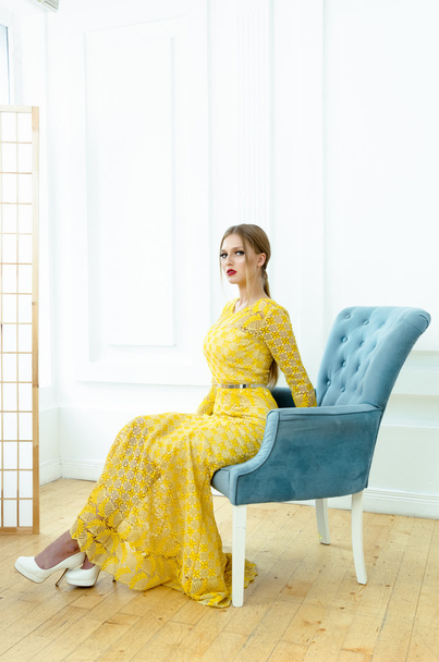 woman in evening yellow dress - Fotoğraf, Görsel