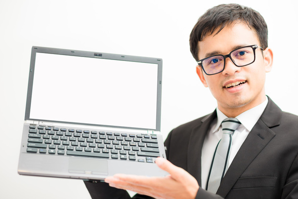 Guapo asiático hombre de negocios trabajando con portátil en oficina
 - Foto, Imagen