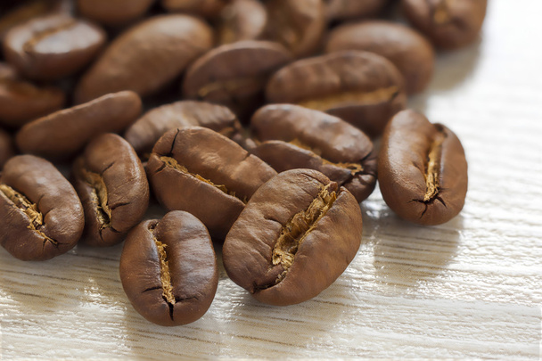 Broun szemes kávé elszigetelt texturált fa háttér  - Fotó, kép