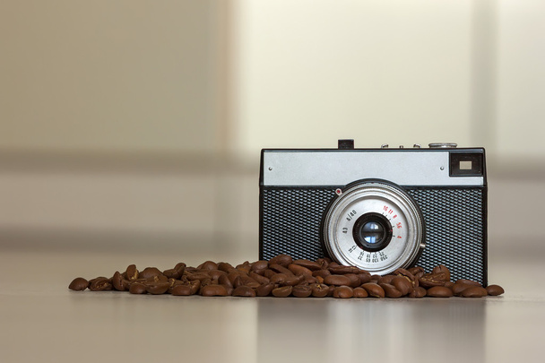 kleine altmodische Vintage-Kamera und Kaffeemännchen auf verschwommenem - Foto, Bild