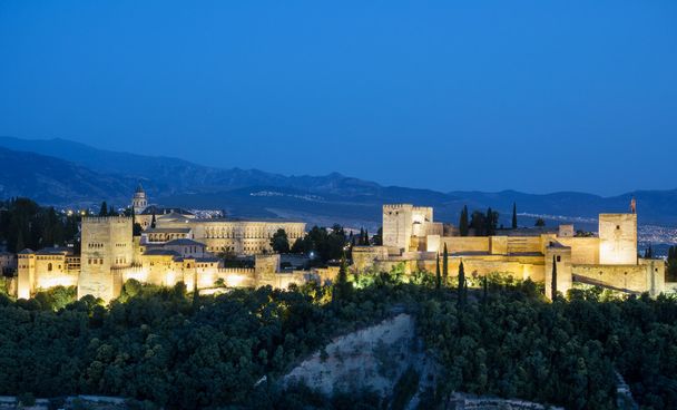 Antigua fortaleza árabe de la Alhambra al atardecer. Granada, España
. - Foto, Imagen