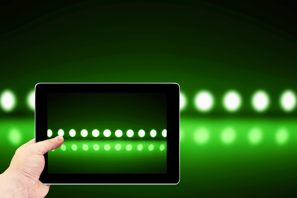 Tablet-Fotografie. Fotografieren auf einem Tablet. Spiel des grünen Lichts auf Defokussierung Unschärfe LED-Lampen Hintergrund - Foto, Bild