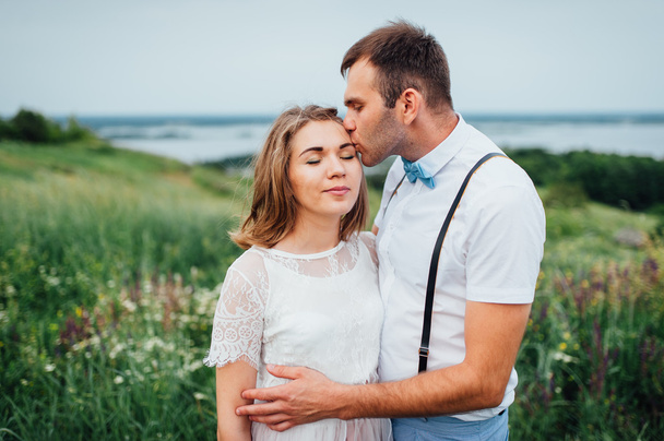 Felice Sposa e sposo a piedi sull'erba verde
 - Foto, immagini