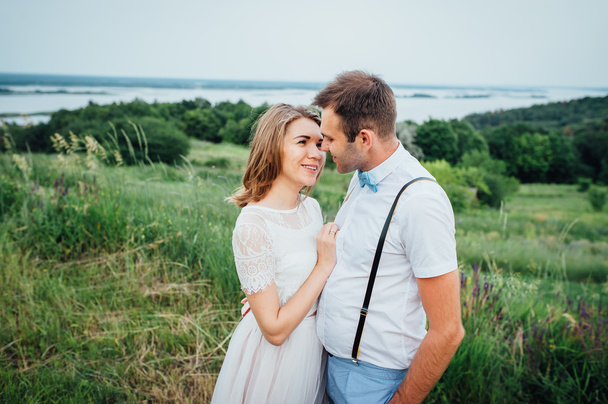 Šťastné nevěsty a ženicha na zelený trávník - Fotografie, Obrázek