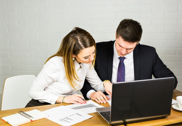 Dva podnikatelé, sedí spolu pracují v kanceláři porovnání dokumentů. - Fotografie, Obrázek